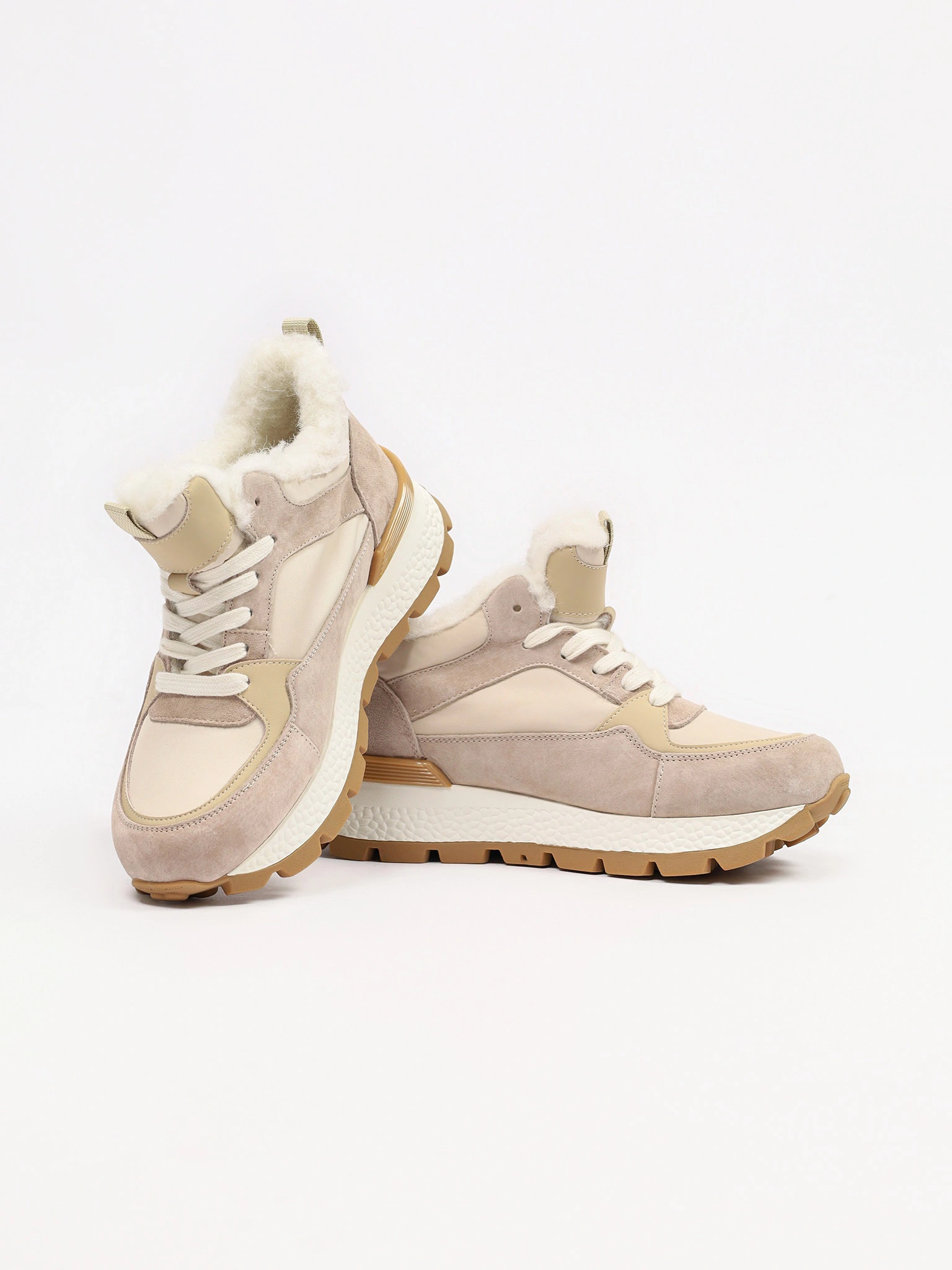 Кроссовки комбинированные бежевого цвета на рельефной подошве